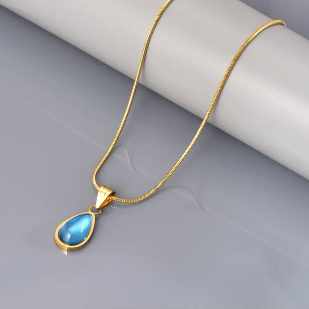 Elegant Gold and Blue Teardrop Pendant Necklace